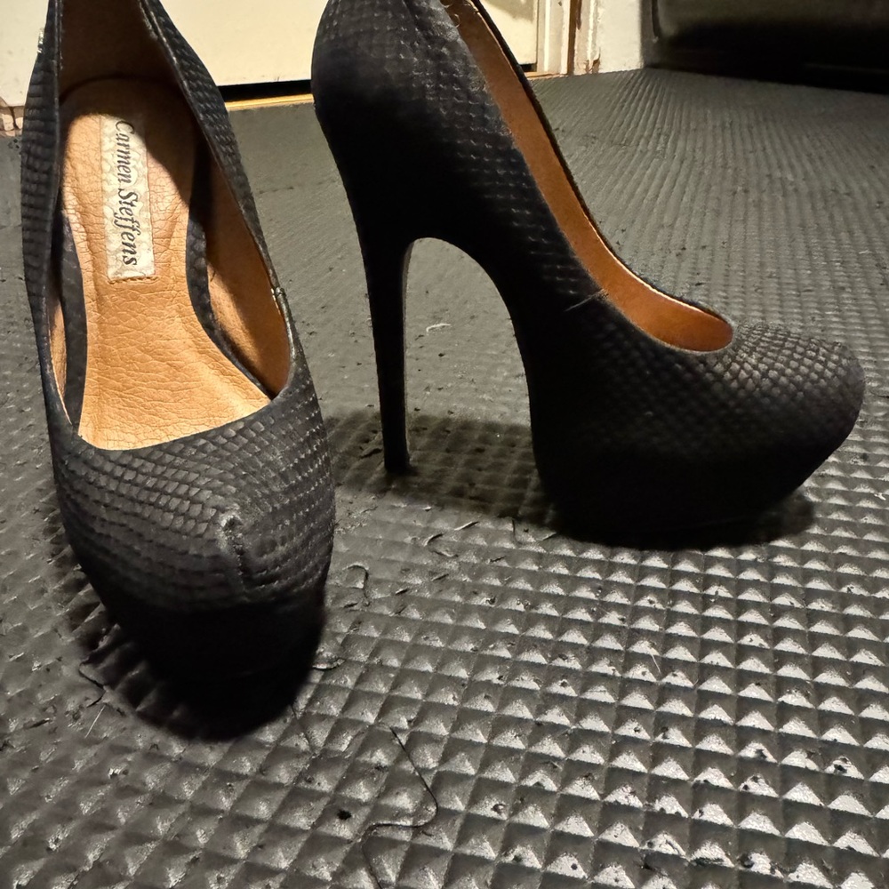 Chic Black Textured Heels